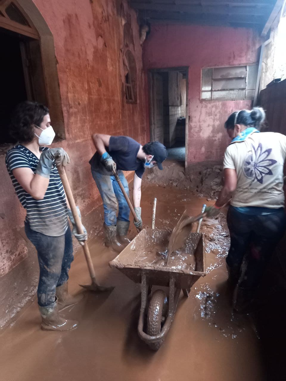 Ações de solidariedade da UJC em Minas junto as comunidades atingidas pelas fortes chuvas desde janeiro desse ano.
