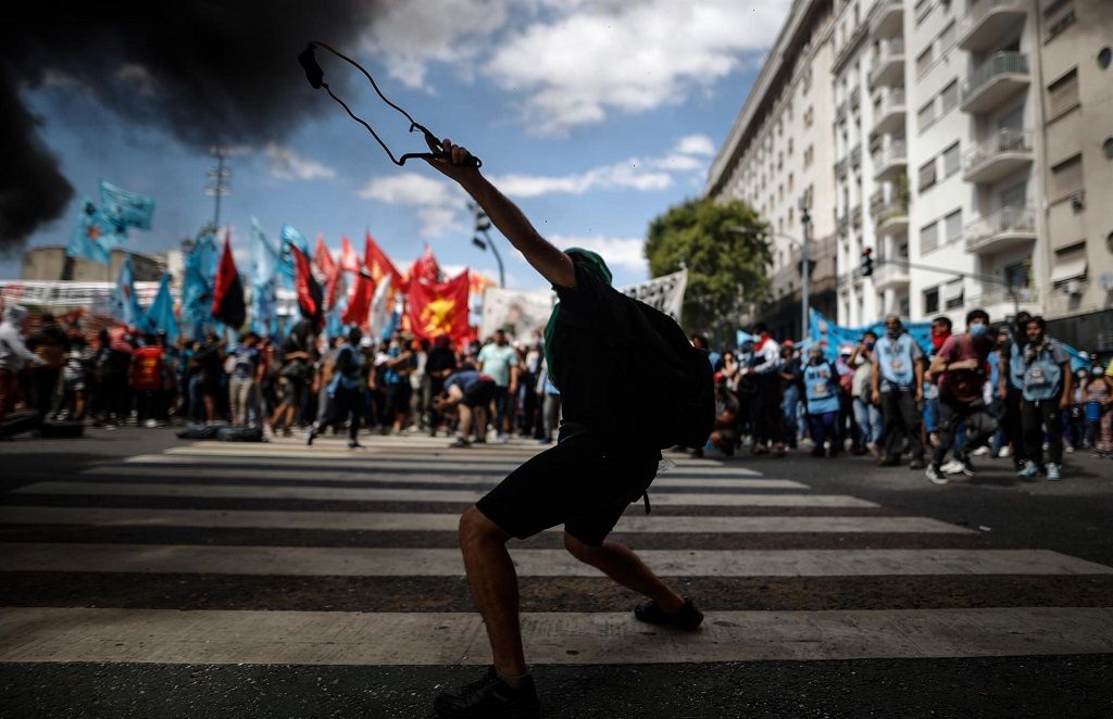 Trabalhadores argentinos protestaram contra as demissões