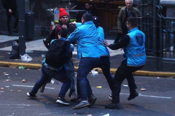 Em meio a protestos e repressão policial, Senado argentino aprova ajuste ultraliberal de Milei