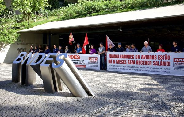 Trabalhadores da Avibras fazem protesto em frente à sede do BNDES