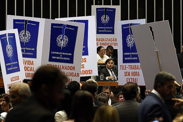 Emprego sem salário garantido cresce após reforma trabalhista