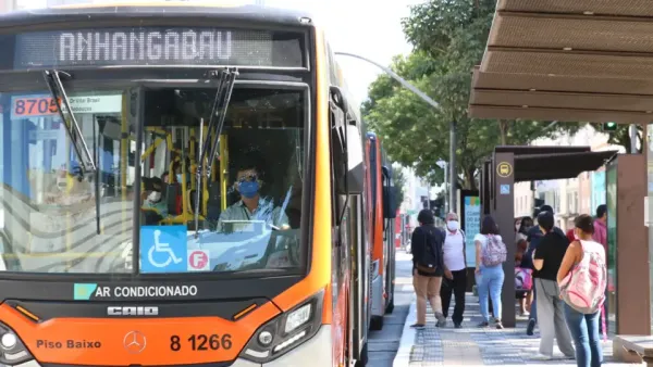 Mais pobres e pretos gastam mais tempo no transporte até o trabalho no Brasil